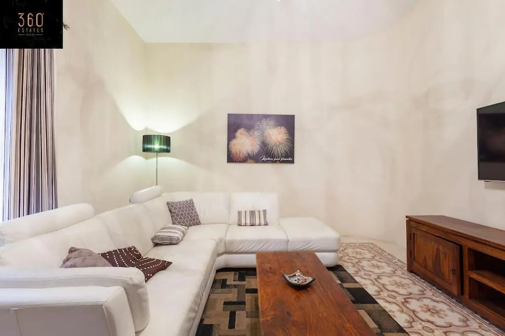 Apartment Beautiful, Typical Maltese 4Br Home With Roof Top By 360 Estates Sliema