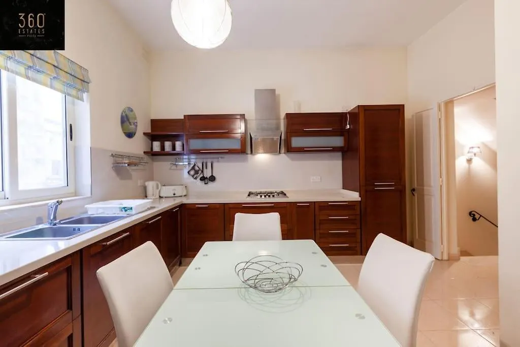 Apartment Beautiful, Typical Maltese 4Br Home With Roof Top By 360 Estates Sliema