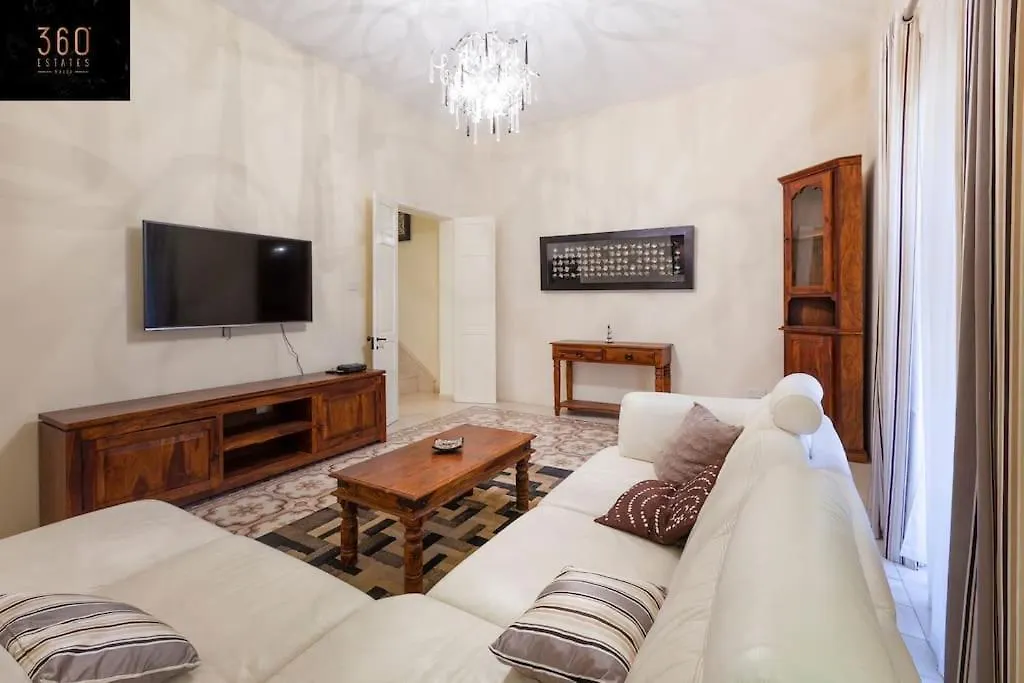 Apartment Beautiful, Typical Maltese 4Br Home With Roof Top By 360 Estates Sliema