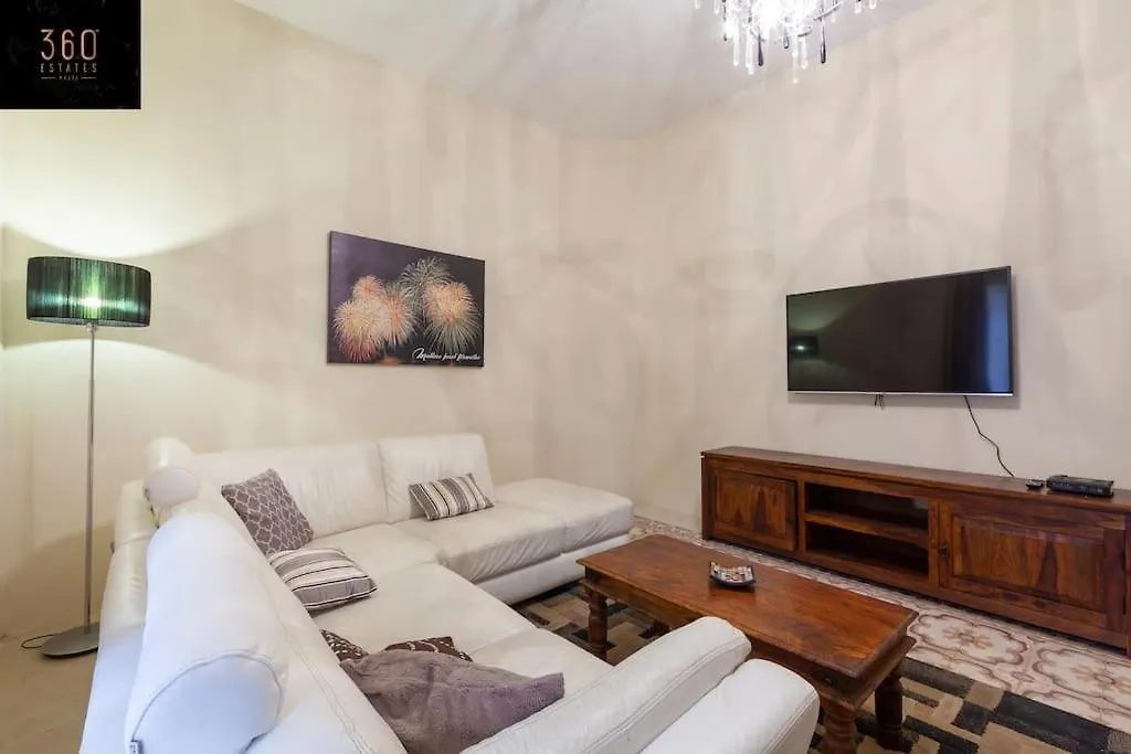 Apartment Beautiful, Typical Maltese 4Br Home With Roof Top By 360 Estates Sliema