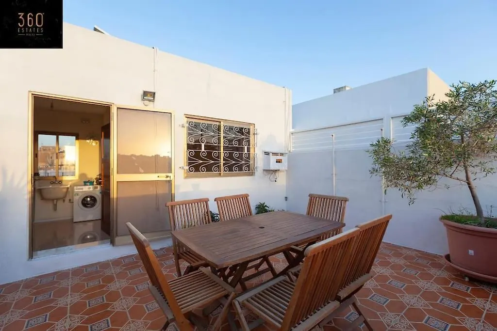 Apartment Beautiful, Typical Maltese 4Br Home With Roof Top By 360 Estates Sliema Malta
