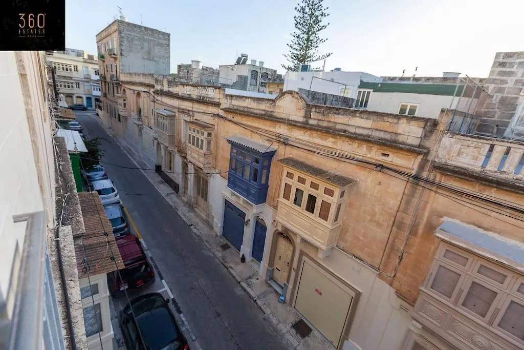 Apartment Beautiful, Typical Maltese 4Br Home With Roof Top By 360 Estates Sliema